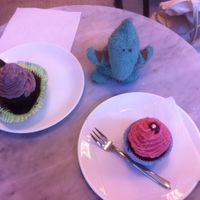 Two vegan cupcakes and a pterodactyl at Zucker & Zimt in Erfurt