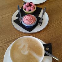 Veganer Cappuccino mit veganen Cupcakes at Zucker & Zimt in Erfurt