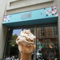 Vegan apple pie and peach at Koun in Bratislava
