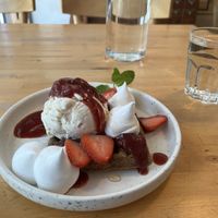 Vegane und glutenfreie Waffel mit Erdbeerkompott und Sahne (285 Baht)   at Theera in Bangkok