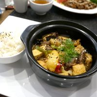 Com niêu (marmite caramélisé) at Le P'tit Pré Chez Lan in Paris