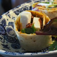 Wraprolletjes plantaardige feta/zongedroogde tomaatjes at De Snoeperij in Dirksland