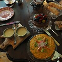 Mosterdsoep, sandwichtaart, scones, appelflapjes, ganachetaart at De Snoeperij in Dirksland