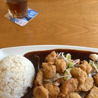 Knuspriges Hühnchen mit Kantonsoße + knusprige Ente mit Erdnusssoße  at Sampan in Frankfurt