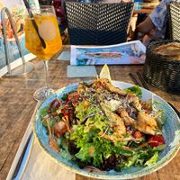 Salat mit veganen Chicken Chunks und als Getränk alkoholfreier Crodino Spritz   at Casbah in Siegburg
