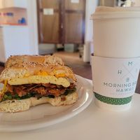 Vegan breakfast bagel with the AMAZING COCONUT BACON 🤤 vanilla almond milk late #Veganuary at Morning Brew - Kailua in Kailua