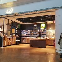 Exki at the gates at start of Terminal B at BRU - EXKi - TA in Zaventem