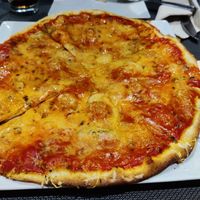 Pizza 4 quesos vegana at Bambú in Vigo