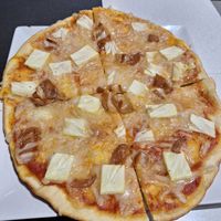 Pineapple and bacon pizza at Bambú in Vigo