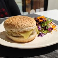 Hamburguesa de arroz integral, setas y cebolla caramelizada at Bambú in Vigo