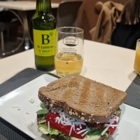 Sanduíche de tempeh BBQ com alface, pimento "piquillo", parmesão vegan e molho de mostarda e maionese at Bambú in Vigo