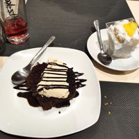 Postres: brownie con helado y arroz con leche y mango at Bambú in Vigo