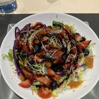 Ensalada de tomates cherry, fresas, arándanos... (menú del día) at Bambú in Vigo