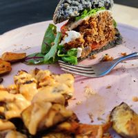 Burguer Vacka con bravoniatos at Väcka in Barcelona