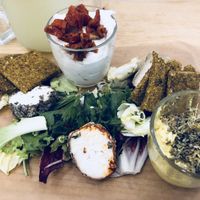 Tabla de quesos / Cheese platter at Väcka in Barcelona