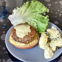 Vegan burger and potatoes with a curry sauce at Veg Mama Food Truck in Nantes