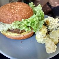 Vegan burger and potatoes with a curry sauce at Veg Mama Food Truck in Nantes