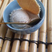 "kirmes mandel" (gebrannte mandel) 1,80€ at Eisschmiede - Manufaktur fur Genuss in Dusseldorf