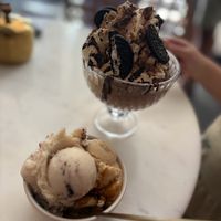Der untere Becher ist vegan. Es gab salted caramel und Strawberry Coockie  at Eisschmiede - Manufaktur fur Genuss in Dusseldorf