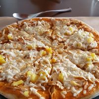 "Ham" and pineapple pizza at Nümen in Merida