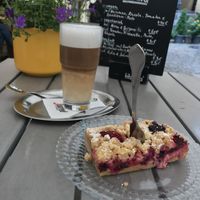 Veganer Beeren Streusel mit Hafer-Latte at Cafe Leander in Bamberg