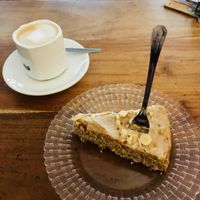Mandelkuchen und Cappuccino mit Hafermilch at Cafe Leander in Bamberg