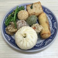 134$ for this plate: bun, spring roll, radish cake, sesame balls, fried mushrooms, wonton... at Qīng Qí SùShí in Tainan