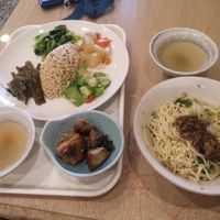 On the left brown rice with lion's mane mushrooms (80$) and on the right noodles with sesame sauce (40$) at Yang Sheng Vegetable in Tainan