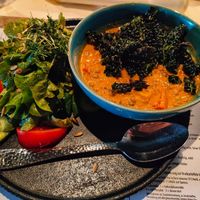 Rotes Thaicurry mit Linsen, Kartoffeln, Gemüse und Wirsingchips at Taufsteinhutte in Schotten