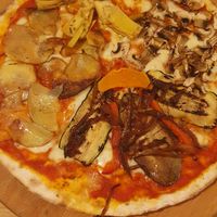 Pizza vegetariana con verduras, alcachofa, berenjena, patata dulce y cebolla caramelizada #Veganuary at In Bocca Al Lupo in Lisbon