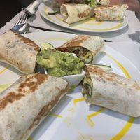 Wrap guacamole con tofu y queso vegano at The Mantraa in Barcelona