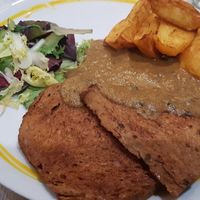 Seitan and the worst potatoes I've ever have at The Mantraa in Barcelona