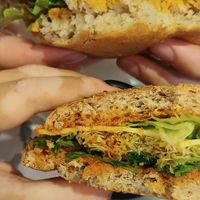 Veggie Burger und Vegan Cheese Sandwich at The Mantraa in Barcelona