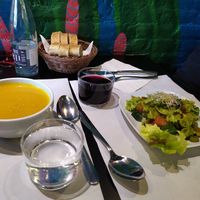 Crema de zanahoria y manzana + Pasta fría con verduras at The Mantraa in Barcelona