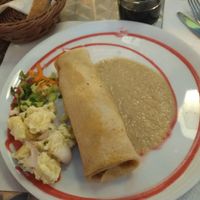 Crepes de brocoli y ensalada de patatas at The Mantraa in Barcelona