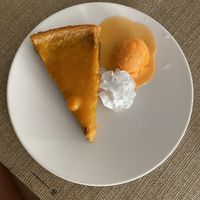 Tarta de calabaza y zanahoria con helado de mandarina vegano at Crock and cock in Bilbao