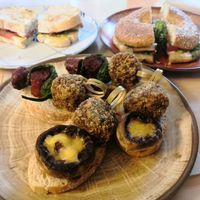 Sandwich de no pollo, bagel de tofu, croquetas de boletus con champiñón y chistorra at Crock and cock in Bilbao