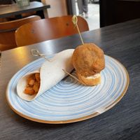 Pinchos: taco y alcachofa  at Crock and cock in Bilbao