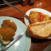 Croquetas y pincho de tortilla buenísimo at Crock and cock in Bilbao