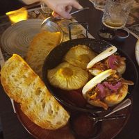 Sarteneko con baos y "huevos" veganos at Crock and cock in Bilbao