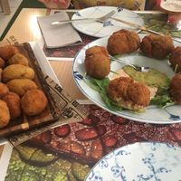 Croquetas veganas y alcahofas rebozadas at Crock and cock in Bilbao