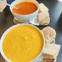 Zuppe squisite. Hanno molto proposte vegetariane e vegane. Super consigliato! Anche il pane molto buono. Personale gentilissimo. Ottima posizione, vicino ai musei (es Van Gogh). at Soup En Zo - Van Baerle in Amsterdam