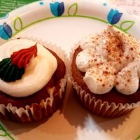 Vegan, gluten free cupcakes (carrot on the left, churro on the right) at Viva Vegeria in San Antonio