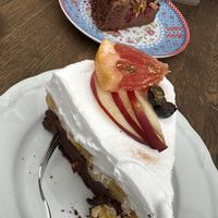 C’ero già stata cinque anni fa in occasione di una tappa a Görlitz, Sassonia. Posto tranquillo con arredamento vintage, dove poter gustare dolci e salati vegan senza crudeltà. at Cafe Herzstück in Goerlitz