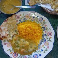 Korma vegetal con leche de coco, arroz pulao y naan de ajo at Taj Mahal in Chiclana De La Frontera