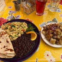 Huevos Mexicanos w/tofu, spinach, mushrooms, green chilliest and side-order of homestyle potatoes 🔥 at Walnut Avenue Cafe in Santa Cruz