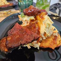 Seitan steak on hash browns with coleslaw and BBQ sauce at Kunstküche in Krefeld