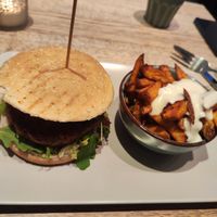 Burger with fries at Kunstküche in Krefeld
