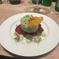 Brokkoli-Tartar auf Rote-Beete Carpaccio  at Kunstküche in Krefeld