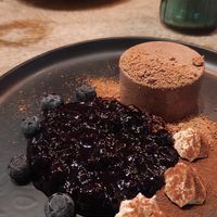 Schokoladen Panna Cotta mit Blaubeerkompott at Kunstküche in Krefeld